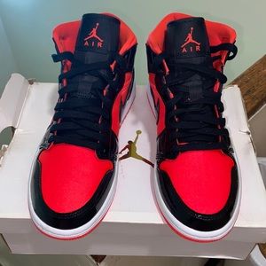 WMNS AIR JORDAN 1MID Brigth crimson/black
